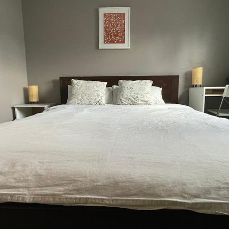 Private Room With Queen Bed In Richmond 202 Bagian luar foto